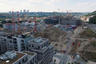 Největší pražské staveniště poseté jeřáby. Prošli jsme si s kamerou nově vznikající čtvrť na Smíchově - Novinky