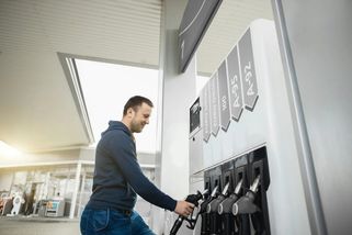 Benzín a nafta budou dražší až o 15 korun. Politici to lidem nechtějí sdělovat, říká ekonom - EnergoZrouti.cz