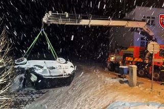 Mladý řidič škodovky dostal na sněhu smyk a sjel do koryta potoku - Novinky