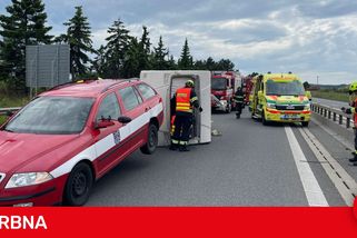 Starosta Řeporyjí měl nehodu na D4, karavan se mu převrátil na bok
