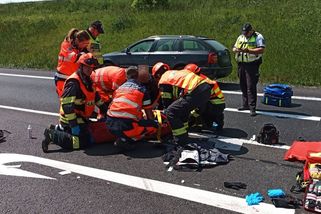 Motocyklista vjel u Bánova přímo do odbočující octavie, utrpěl vážná zranění - Novinky