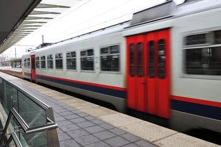 Zaměstnanec německých drah vypadl po potyčce z vlaku jedoucího 120 km/h - Novinky