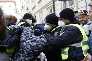 Obrazem: Rvačky před Sněmovnou, zraněný policista a klobásy pod šibenicí - Seznam Zprávy