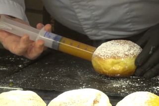 Němci očkují koblihy. Tamní pekařství nabízí stříkačky s náplní - Seznam Zprávy