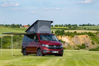 Obytňák Volkswagen California Beach je úspornou variantou pro ty, kteří radši jezdí než kempují - Garáž.cz