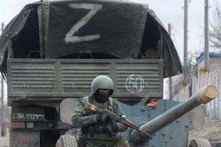 Rusové si začali dávat symbol „Z“ na auta i oblečení. Objevil se už i v Česku - Novinky