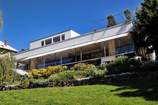 Vila Tugendhat i její architekt slaví výročí. Pokochejte se fotkami vily od sklepa po střešní terasu