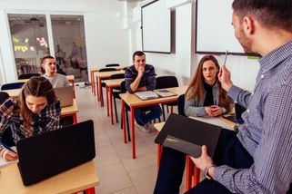 Učitel kvůli podezření z podvádění s AI nastražil geniální past. Nachytal 32 z 35 studentů