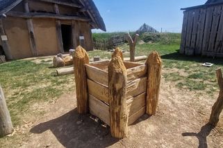 V archeoparku Všestary postavili studnu podle 7000 let starého vzoru