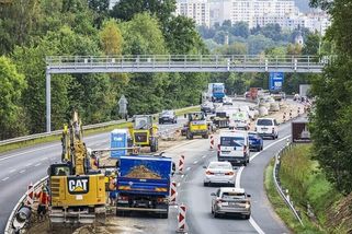 Oprava dešťové kanalizace na průtahu Libercem sníží riziko smyku. Ta nynější je po 27 letech provozu na hraně životnosti