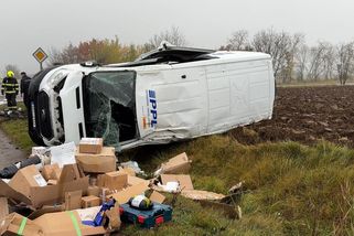 Dodávka se zásilkami se při nehodě v Praze převrátila na bok - Novinky