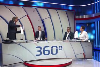 Alespoň uvidíte, jak lžete, nařkl Ševčík ve studiu Richterovou. Vstal a mával před ní lustrací