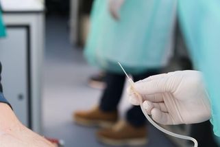 Italský soud odebral manželům rodičovská práva. Pro syna odmítali krev očkovaných - Novinky