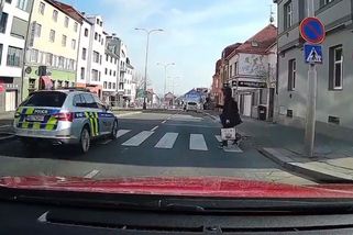 Auto zastavilo, aby dalo chodcům v Praze přednost, policejní vůz ani nepřibrzdil - Novinky