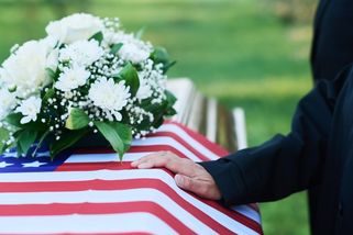 Válečný veterán neměl žádnou rodinu, na jeho pohřeb přišlo 1500 cizích lidí - Novinky