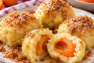 U nás na plné čáře vyhrály tyto knedlíky – kynuté ani tvarohové nemají šanci. Recept mám ještě po prababičce a jsou nejlepší