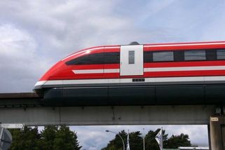 Tohle už snad ani není vlak. Čínský maglev vystřelil na 800 km/h za 5,3 sekundy