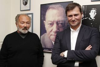 Jan Hrušínský přišel kvůli sporu s bratrem o chalupu. Pak objevil statek z roku 1346, kde má bazén i vinárnu v chlévě