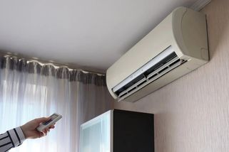 Na trh dorazila dostupná miniklimatizace bez venkovní jednotky. Překvapí vysokou účinností i nízkou spotřebou