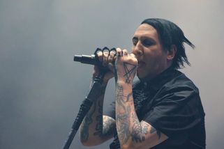 Marilyn Manson se v klipu setkal sám se sebou. Co tím chtěl říct?