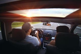 Ne zákaz, ale blokace. Německý startup přišel s řešením proti mobilům za volantem