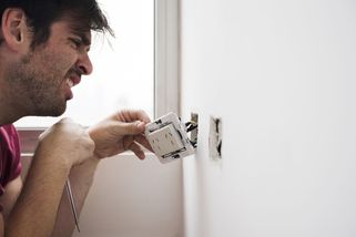 Úraz proudem zažil každý třetí Čech. Desetina nehod se stane dětem, lidé selhávají v prevenci