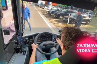 Řidič autobusu rychlou reakcí zabránil neštěstí. Místo vděku přišly nadávky a plivance | Zajímavá videa