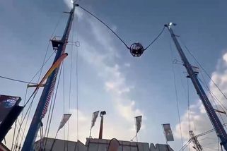 U atrakce katapult bungee v Seville prasklo lano. Gondola se dvěma lidmi padala 90 metrů - Novinky
