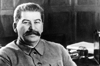 Rozpoutal Velký teror. Nikolaj Ježov pak zmizel i z fotografií se Stalinem - Médium.cz