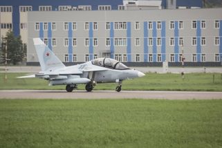 Jak-130 není jenom povedený cvičný letoun. S raketami R-73 se z něj stává levný lovec dronů, který vydrží ve vzduchu hodiny