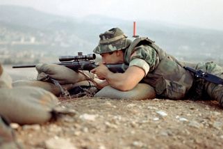 Perverzní boháči platili za střelbu do žen a dětí pro zábavu. Válečné Sarajevo bylo lidské safari - Médium.cz