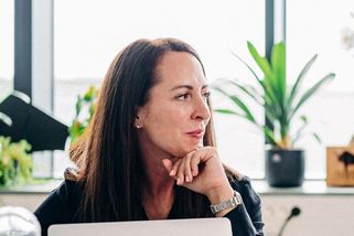 „Stavba svépomocí se už dnes většině lidí nevyplatí,“ vysvětluje stavební specialistka