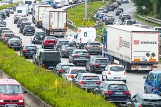 Konec prázdnin přinese řidičské peklo: Na těchto silnicích bude doprava horší, policie zvýší dohled