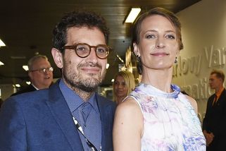 Příjezd veteránem, svatební dort, ohňostroj a tanec s tátou: Podívejte se, jak to Anně Polívkové slušelo ve svatební den - Super.cz
