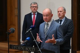 Přehlasovaní členové ÚS: Judikatura o platech soudců je nepřesvědčivá