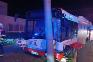 Trolejbus v Ústí nad Labem narazil do sloupu. Šoféra vyprošťovali hasiči - Novinky