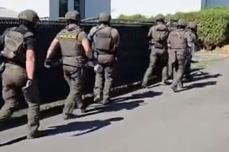V živém vysílání na internetu vyhrožoval cizinec zabitím skupině osob. Došla si pro něj zásahová jednotka