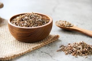 Kmín umí víc než jen ochutit brambory. Správný druh může ulevit trávení i proměnit celý recept