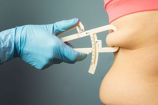 Extra kila tuku kolem pasu? Před selháním srdce varují spolehlivěji než populární BMI, pomoci může jednoduchá změna