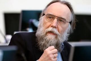 „Buď porazíme celý Západ, nebo přestaneme existovat.“ Putinův neonacistický ideolog přiznal, že Rusko nemá kam couvnout