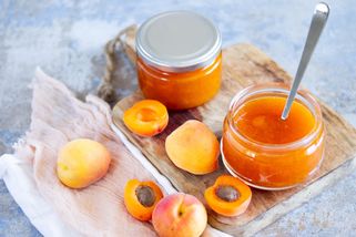 Meruňkový džem. Kvůli tomuto receptu kupujeme meruňky po bedýnkách | Apetit