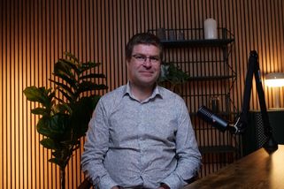 „Po chodbách chodili zmatení úředníci, kteří se v 10:20 dozvěděli emailem, že druhý den jejich místo zaniká“