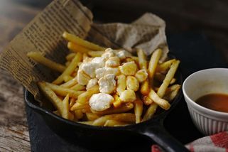 Poutine: slavné kanadské hranolky s masovou šťávou. Syté občerstvení i večeře - Proženy.cz