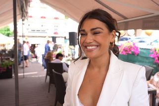 Průsvitná krajka Andree Kalousové sotva zakryla rozkrok
