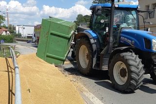 Ve Vamberku traktor převrátil návěs, obilí skončilo v rodinném domě - Novinky