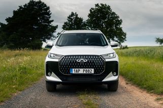 Čínský nováček rozdává tankovací karty a láká na akční ceny skladovek. Nové SUV koupíte už od půlmilionu - Garáž.cz