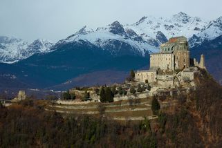 Italský klášter v tisíci metrech nad mořem se zahaluje do oparu s pozadím mohutných Alp - Médium.cz