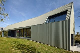 Domu v Zelenči jasně dominuje zelený plech, díky němu dobře zapadá do okolí - Novinky