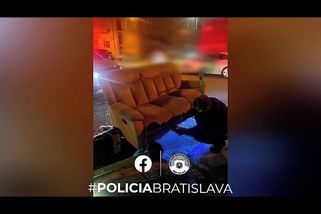 Gauč připevnili k elektrokoloběžkám a jezdili po noční Bratislavě. Video mladíkům pořídila policie - Novinky