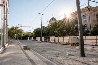 Poslední dny do návratu tramvají nad Muzeum. Provoz se obnoví s půlročním předstihem